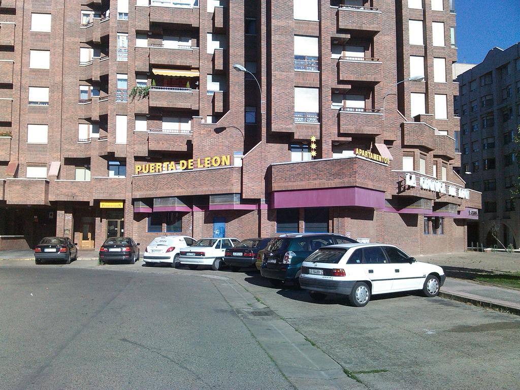 Apartamentos Turisticos Puerta De Леон Номер фото